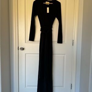 Nomad Black Long Sleeve V-Neck Cocktail Gown